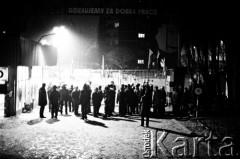 14-16.12.1981, Gdańsk, Polska.
Strajk okupacyjny w Stoczni Gdańskiej im. Lenina - ludzie zgromadzeni przed bramą.
Fot. Stanisław Składanowski, zbiory Ośrodka KARTA