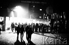 14-16.12.1981, Gdańsk, Polska.
Strajk okupacyjny w Stoczni Gdańskiej im. Lenina - ludzie zgromadzeni przed bramą.
Fot. Stanisław Składanowski, zbiory Ośrodka KARTA