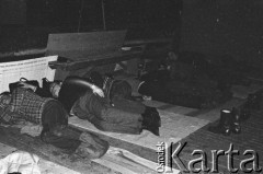 14-16.12.1981, Gdańsk, Polska.
Strajk okupacyjny w Stoczni Gdańskiej im. Lenina - stoczniowcy śpią.
Fot. Stanisław Składanowski, zbiory Ośrodka KARTA