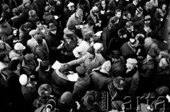 15.12.1981, Gdańsk, Polska.
Strajk okupacyjny w Stoczni Gdańskiej im. Lenina - mężczyzna rozdający ulotki wśród tłumu.
Fot. Stanisław Składanowski, zbiory Ośrodka KARTA