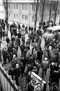 15.12.1981, Gdańsk, Polska.
Strajk okupacyjny w Stoczni Gdańskiej im. Lenina - stoczniowcy za bramą nr 2.
Fot. Stanisław Składanowski, zbiory Ośrodka KARTA