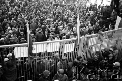 15.12.1981, Gdańsk, Polska.
Strajk okupacyjny w Stoczni Gdańskiej im. Lenina - tłum pod bramą nr 2. 
Fot. Stanisław Składanowski, zbiory Ośrodka KARTA
