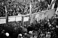 15.12.1981, Gdańsk, Polska.
Strajk okupacyjny w Stoczni Gdańskiej im. Lenina - tłum pod bramą nr 2. 
Fot. Stanisław Składanowski, zbiory Ośrodka KARTA
