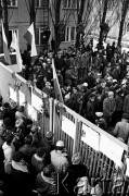 15.12.1981, Gdańsk, Polska.
Strajk okupacyjny w Stoczni Gdańskiej im. Lenina - tłum pod bramą nr 2. 
Fot. Stanisław Składanowski, zbiory Ośrodka KARTA