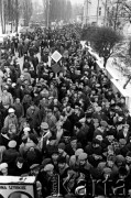 15.12.1981, Gdańsk, Polska.
Strajk okupacyjny w Stoczni Gdańskiej im. Lenina - tłum pod bramą nr 2. 
Fot. Stanisław Składanowski, zbiory Ośrodka KARTA