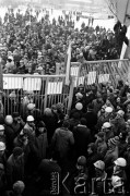 15.12.1981, Gdańsk, Polska.
Strajk okupacyjny w Stoczni Gdańskiej im. Lenina - część stoczniowców z pierwszej zmiany przerywa strajk i wychodzi z terenu stoczni przez Bramę nr 2.
Fot. Stanisław Składanowski, zbiory Ośrodka KARTA