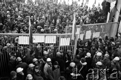 15.12.1981, Gdańsk, Polska.
Strajk okupacyjny w Stoczni Gdańskiej im. Lenina - część stoczniowców z pierwszej zmiany przerywa strajk i wychodzi z terenu stoczni przez Bramę nr 2.
Fot. Stanisław Składanowski, zbiory Ośrodka KARTA