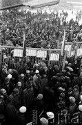 15.12.1981, Gdańsk, Polska.
Strajk okupacyjny w Stoczni Gdańskiej im. Lenina - część stoczniowców z pierwszej zmiany przerywa strajk i wychodzi z terenu stoczni przez Bramę nr 2.
Fot. Stanisław Składanowski, zbiory Ośrodka KARTA
