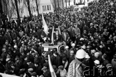 15.12.1981, Gdańsk, Polska.
Strajk okupacyjny w Stoczni Gdańskiej im. Lenina - tłum pod bramą nr 2. 
Fot. Stanisław Składanowski, zbiory Ośrodka KARTA
