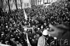 15.12.1981, Gdańsk, Polska.
Strajk okupacyjny w Stoczni Gdańskiej im. Lenina - tłum pod bramą nr 2. 
Fot. Stanisław Składanowski, zbiory Ośrodka KARTA