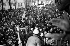 15.12.1981, Gdańsk, Polska.
Strajk okupacyjny w Stoczni Gdańskiej im. Lenina - tłum pod bramą nr 2. 
Fot. Stanisław Składanowski, zbiory Ośrodka KARTA