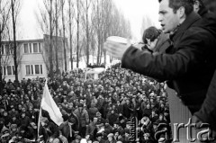 15.12.1981, Gdańsk, Polska.
Strajk okupacyjny w Stoczni Gdańskiej im. Lenina - z wartowni przy Bramie nr 2 przemawia Stanisław Fudakowski, przewodniczący Regionalnego Komitetu Strajkowego. Za chwilę część stoczniowców z pierwszej zmiany przerwie strajk i opuści teren Stoczni.
Fot. Stanisław Składanowski, zbiory Ośrodka KARTA