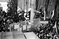 15.12.1981, Gdańsk, Polska.
Strajk okupacyjny w Stoczni Gdańskiej im. Lenina - część stoczniowców z pierwszej zmiany przerywa strajk i wychodzi z terenu stoczni przez Bramę nr 2.
W powietrzu unoszą się ulotki.
Fot. Stanisław Składanowski, zbiory Ośrodka KARTA