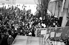 15.12.1981, Gdańsk, Polska.
Strajk okupacyjny w Stoczni Gdańskiej im. Lenina - część stoczniowców z pierwszej zmiany przerywa strajk i wychodzi z terenu stoczni przez Bramę nr 2.
W powietrzu unoszą się ulotki.
Fot. Stanisław Składanowski, zbiory Ośrodka KARTA