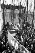 15.12.1981, Gdańsk, Polska.
Strajk okupacyjny w Stoczni Gdańskiej im. Lenina - tłum pod bramą nr 2. 
Fot. Stanisław Składanowski, zbiory Ośrodka KARTA
