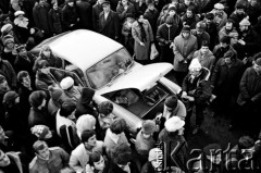 15.12.1981, Gdańsk, Polska.
Strajk okupacyjny w Stoczni Gdańskiej im. Lenina - tłum pod bramą nr 2. W środku stoi samochód.
Fot. Stanisław Składanowski, zbiory Ośrodka KARTA