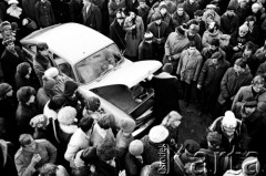 15.12.1981, Gdańsk, Polska.
Strajk okupacyjny w Stoczni Gdańskiej im. Lenina - tłum pod bramą nr 2. W środku stoi samochód.
Fot. Stanisław Składanowski, zbiory Ośrodka KARTA