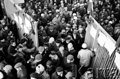 15.12.1981, Gdańsk, Polska.
Strajk okupacyjny w Stoczni Gdańskiej im. Lenina - część stoczniowców z pierwszej zmiany przerywa strajk i wychodzi z terenu stoczni przez Bramę nr 2.
Fot. Stanisław Składanowski, zbiory Ośrodka KARTA