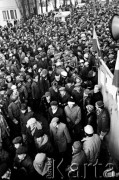 15.12.1981, Gdańsk, Polska.
Strajk okupacyjny w Stoczni Gdańskiej im. Lenina - część stoczniowców z pierwszej zmiany przerywa strajk i wychodzi z terenu stoczni przez Bramę nr 2.
Fot. Stanisław Składanowski, zbiory Ośrodka KARTA