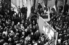 15.12.1981, Gdańsk, Polska.
Strajk okupacyjny w Stoczni Gdańskiej im. Lenina - tłum pod bramą nr 2. 
Fot. Stanisław Składanowski, zbiory Ośrodka KARTA