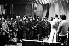 15-16.12.1981, Gdańsk, Polska.
Msza św. dla stoczniowców, odprawiona przez księdza Bronisława Srokę w sali BHP Stoczni Gdańskiej im. Lenina podczas strajku okupacyjnego. Zdjęcie wykonano w nocy z 15 na 16 grudnia, na kilka godzin przed wkroczeniem sił ZOMO i wojska, pacyfikacją strajku i aresztowaniem przywódców strajku.
Fot. Stanisław Składanowski, zbiory Ośrodka KARTA