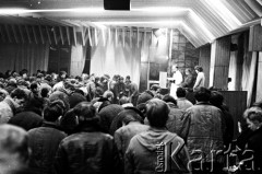 15-16.12.1981, Gdańsk, Polska.
Msza św. dla stoczniowców, odprawiona przez księdza Bronisława Srokę w sali BHP Stoczni Gdańskiej im. Lenina podczas strajku okupacyjnego. Zdjęcie wykonano w nocy z 15 na 16 grudnia, na kilka godzin przed wkroczeniem sił ZOMO i wojska, pacyfikacją strajku i aresztowaniem przywódców strajku.
Fot. Stanisław Składanowski, zbiory Ośrodka KARTA