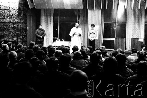 15-16.12.1981, Gdańsk, Polska.
Msza św. dla stoczniowców, odprawiona przez księdza Bronisława Srokę w sali BHP Stoczni Gdańskiej im. Lenina podczas strajku okupacyjnego. Zdjęcie wykonano w nocy z 15 na 16 grudnia, na kilka godzin przed wkroczeniem sił ZOMO i wojska, pacyfikacją strajku i aresztowaniem przywódców strajku.
Fot. Stanisław Składanowski, zbiory Ośrodka KARTA