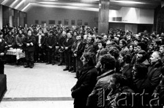 15-16.12.1981, Gdańsk, Polska.
Msza św. dla stoczniowców, odprawiona przez księdza Bronisława Srokę w sali BHP Stoczni Gdańskiej im. Lenina podczas strajku okupacyjnego. Zdjęcie wykonano w nocy z 15 na 16 grudnia, na kilka godzin przed wkroczeniem sił ZOMO i wojska, pacyfikacją strajku i aresztowaniem przywódców strajku.
Fot. Stanisław Składanowski, zbiory Ośrodka KARTA