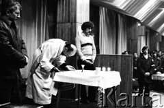 15-16.12.1981, Gdańsk, Polska.
Msza św. dla stoczniowców, odprawiona przez księdza Bronisława Srokę w sali BHP Stoczni Gdańskiej im. Lenina podczas strajku okupacyjnego. Zdjęcie wykonano w nocy z 15 na 16 grudnia, na kilka godzin przed wkroczeniem sił ZOMO i wojska, pacyfikacją strajku i aresztowaniem przywódców strajku.
Fot. Stanisław Składanowski, zbiory Ośrodka KARTA