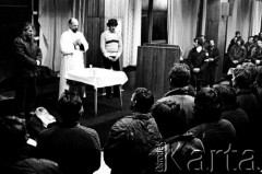 15-16.12.1981, Gdańsk, Polska.
Msza św. dla stoczniowców, odprawiona przez księdza Bronisława Srokę w sali BHP Stoczni Gdańskiej im. Lenina podczas strajku okupacyjnego. Zdjęcie wykonano w nocy z 15 na 16 grudnia, na kilka godzin przed wkroczeniem sił ZOMO i wojska, pacyfikacją strajku i aresztowaniem przywódców strajku.
Fot. Stanisław Składanowski, zbiory Ośrodka KARTA