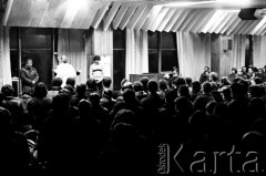 15-16.12.1981, Gdańsk, Polska.
Msza św. dla stoczniowców, odprawiona przez księdza Bronisława Srokę w sali BHP Stoczni Gdańskiej im. Lenina podczas strajku okupacyjnego. Zdjęcie wykonano w nocy z 15 na 16 grudnia, na kilka godzin przed wkroczeniem sił ZOMO i wojska, pacyfikacją strajku i aresztowaniem przywódców strajku.
Fot. Stanisław Składanowski, zbiory Ośrodka KARTA