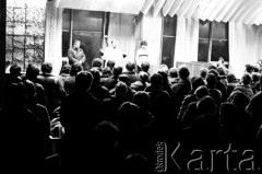 15-16.12.1981, Gdańsk, Polska.
Msza św. dla stoczniowców, odprawiona przez księdza Bronisława Srokę w sali BHP Stoczni Gdańskiej im. Lenina podczas strajku okupacyjnego. Zdjęcie wykonano w nocy na kilka godzin przed wkroczeniem sił ZOMO i wojska, pacyfikacją strajku i aresztowaniem przywódców strajku.
Fot. Stanisław Składanowski, zbiory Ośrodka KARTA