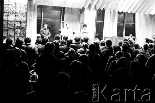 15-16.12.1981, Gdańsk, Polska.
Msza św. dla stoczniowców, odprawiona przez księdza Bronisława Srokę w sali BHP Stoczni Gdańskiej im. Lenina podczas strajku okupacyjnego. Zdjęcie wykonano w nocy na kilka godzin przed wkroczeniem sił ZOMO i wojska, pacyfikacją strajku i aresztowaniem przywódców strajku.
Fot. Stanisław Składanowski, zbiory Ośrodka KARTA