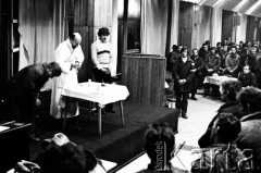 15-16.12.1981, Gdańsk, Polska.
Msza św. dla stoczniowców, odprawiona przez księdza Bronisława Srokę w sali BHP Stoczni Gdańskiej im. Lenina podczas strajku okupacyjnego. Zdjęcie wykonano w nocy na kilka godzin przed wkroczeniem sił ZOMO i wojska, pacyfikacją strajku i aresztowaniem przywódców strajku.
Fot. Stanisław Składanowski, zbiory Ośrodka KARTA