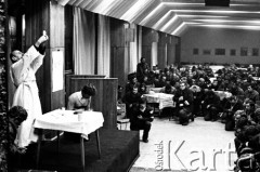 15-16.12.1981, Gdańsk, Polska.
Msza św. dla stoczniowców, odprawiona przez księdza Bronisława Srokę w sali BHP Stoczni Gdańskiej im. Lenina podczas strajku okupacyjnego. Zdjęcie wykonano w nocy na kilka godzin przed wkroczeniem sił ZOMO i wojska, pacyfikacją strajku i aresztowaniem przywódców strajku.
Fot. Stanisław Składanowski, zbiory Ośrodka KARTA