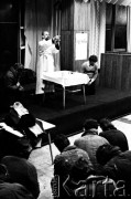 15-16.12.1981, Gdańsk, Polska.
Msza św. dla stoczniowców, odprawiona przez księdza Bronisława Srokę w sali BHP Stoczni Gdańskiej im. Lenina podczas strajku okupacyjnego. Zdjęcie wykonano w nocy na kilka godzin przed wkroczeniem sił ZOMO i wojska, pacyfikacją strajku i aresztowaniem przywódców strajku.
Fot. Stanisław Składanowski, zbiory Ośrodka KARTA