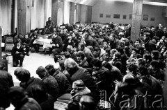 15-16.12.1981, Gdańsk, Polska.
Msza św. dla stoczniowców, odprawiona przez księdza Bronisława Srokę w sali BHP Stoczni Gdańskiej im. Lenina podczas strajku okupacyjnego. Zdjęcie wykonano w nocy na kilka godzin przed wkroczeniem sił ZOMO i wojska, pacyfikacją strajku i aresztowaniem przywódców strajku.
Fot. Stanisław Składanowski, zbiory Ośrodka KARTA