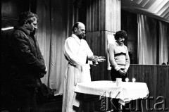 15-16.12.1981, Gdańsk, Polska.
Msza św. dla stoczniowców, odprawiona przez księdza Bronisława Srokę w sali BHP Stoczni Gdańskiej im. Lenina podczas strajku okupacyjnego. Zdjęcie wykonano w nocy na kilka godzin przed wkroczeniem sił ZOMO i wojska, pacyfikacją strajku i aresztowaniem przywódców strajku.
Fot. Stanisław Składanowski, zbiory Ośrodka KARTA