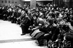 15-16.12.1981, Gdańsk, Polska.
Msza św. dla stoczniowców, odprawiona przez księdza Bronisława Srokę w sali BHP Stoczni Gdańskiej im. Lenina podczas strajku okupacyjnego. Zdjęcie wykonano w nocy na kilka godzin przed wkroczeniem sił ZOMO i wojska, pacyfikacją strajku i aresztowaniem przywódców strajku.
Fot. Stanisław Składanowski, zbiory Ośrodka KARTA