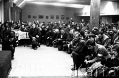 15-16.12.1981, Gdańsk, Polska.
Msza św. dla stoczniowców, odprawiona przez księdza Bronisława Srokę w sali BHP Stoczni Gdańskiej im. Lenina podczas strajku okupacyjnego. Zdjęcie wykonano w nocy na kilka godzin przed wkroczeniem sił ZOMO i wojska, pacyfikacją strajku i aresztowaniem przywódców strajku.
Fot. Stanisław Składanowski, zbiory Ośrodka KARTA