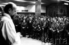 15-16.12.1981, Gdańsk, Polska.
Msza św. dla stoczniowców, odprawiona przez księdza Bronisława Srokę w sali BHP Stoczni Gdańskiej im. Lenina podczas strajku okupacyjnego. Zdjęcie wykonano w nocy na kilka godzin przed wkroczeniem sił ZOMO i wojska, pacyfikacją strajku i aresztowaniem przywódców strajku.
Fot. Stanisław Składanowski, zbiory Ośrodka KARTA