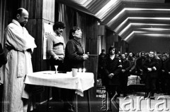 15-16.12.1981, Gdańsk, Polska.
Msza św. dla stoczniowców, odprawiona przez księdza Bronisława Srokę w sali BHP Stoczni Gdańskiej im. Lenina podczas strajku okupacyjnego. Zdjęcie wykonano w nocy na kilka godzin przed wkroczeniem sił ZOMO i wojska, pacyfikacją strajku i aresztowaniem przywódców strajku.
Na zdjęciu m.in. Anna Walentynowicz (3. od lewej).
Fot. Stanisław Składanowski, zbiory Ośrodka KARTA