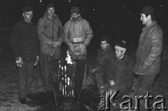 14-16.12.1981, Gdańsk, Polska.
Strajk okupacyjny w Stoczni Gdańskiej im. Lenina - robotnicy ogrzewają się przy koksowniku.
Fot. Stanisław Składanowski, zbiory Ośrodka KARTA
