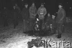 14-16.12.1981, Gdańsk, Polska.
Strajk okupacyjny w Stoczni Gdańskiej im. Lenina - robotnicy ogrzewają się przy koksowniku.
Fot. Stanisław Składanowski, zbiory Ośrodka KARTA