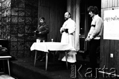 15-16.12.1981, Gdańsk, Polska.
Msza św. dla stoczniowców, odprawiona przez księdza Bronisława Srokę w sali BHP Stoczni Gdańskiej im. Lenina podczas strajku okupacyjnego. Zdjęcie wykonano w nocy na kilka godzin przed wkroczeniem sił ZOMO i wojska, pacyfikacją strajku i aresztowaniem przywódców strajku.
Fot. Stanisław Składanowski, zbiory Ośrodka KARTA