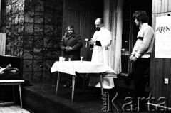 15-16.12.1981, Gdańsk, Polska.
Msza św. dla stoczniowców, odprawiona przez księdza Bronisława Srokę w sali BHP Stoczni Gdańskiej im. Lenina podczas strajku okupacyjnego. Zdjęcie wykonano w nocy na kilka godzin przed wkroczeniem sił ZOMO i wojska, pacyfikacją strajku i aresztowaniem przywódców strajku.
Fot. Stanisław Składanowski, zbiory Ośrodka KARTA