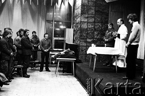 15-16.12.1981, Gdańsk, Polska.
Msza św. dla stoczniowców, odprawiona przez księdza Bronisława Srokę w sali BHP Stoczni Gdańskiej im. Lenina podczas strajku okupacyjnego. Zdjęcie wykonano w nocy na kilka godzin przed wkroczeniem sił ZOMO i wojska, pacyfikacją strajku i aresztowaniem przywódców strajku.
Fot. Stanisław Składanowski, zbiory Ośrodka KARTA