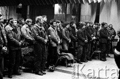 15-16.12.1981, Gdańsk, Polska.
Msza św. dla stoczniowców, odprawiona przez księdza Bronisława Srokę w sali BHP Stoczni Gdańskiej im. Lenina podczas strajku okupacyjnego. Zdjęcie wykonano w nocy na kilka godzin przed wkroczeniem sił ZOMO i wojska, pacyfikacją strajku i aresztowaniem przywódców strajku.
Fot. Stanisław Składanowski, zbiory Ośrodka KARTA