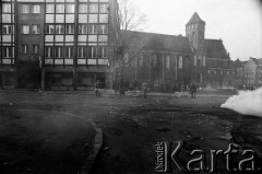 1.05.1982, Gdańsk, Polska.
Stan wojenny. Starcia manifestantów z ZOMO.
Fot. Stanisław Składanowski, zbiory Ośrodka KARTA