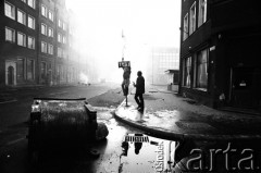 1.05.1982, Gdańsk, Polska.
Stan wojenny. Pozostawiony na środku ulicy śmietnik po starciach demonstrantów z ZOMO na gdańskiej Starówce. W tle mężczyzna wspina się na słup.
Fot. Stanisław Składanowski, zbiory Ośrodka KARTA
